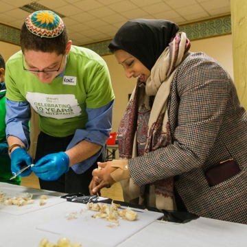 Muslims and Jews break chicken soup record